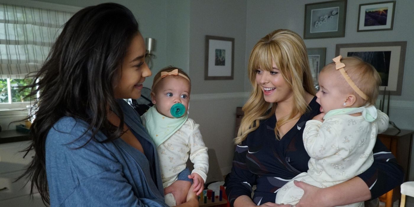 Emily and Aria holding their twin babies on Pretty Little Liars
