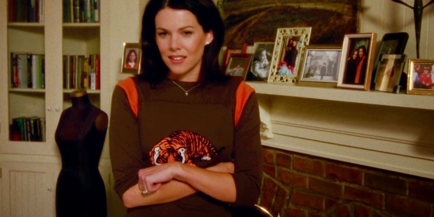 Lorelai standing in her house on Gilmore Girls