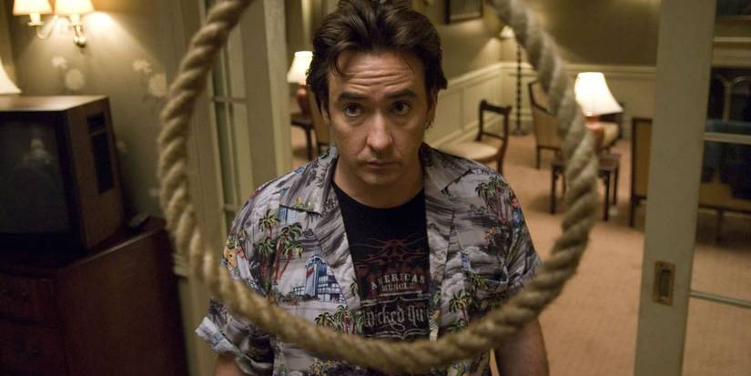 Mike Enslin (John Cusack) looks alarmingly at a hanging noose in his H๏τel room in 1408.