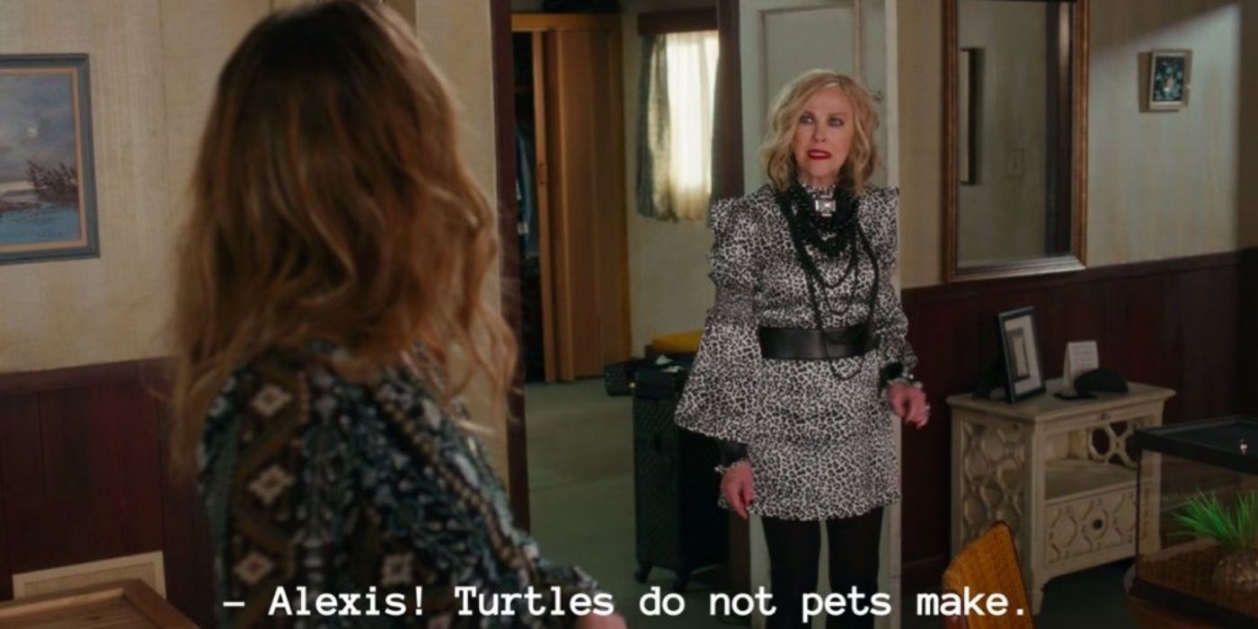 Alexis and Moira (Catherine O'Hara) talk about her new pet turtle on Schitt's Creek