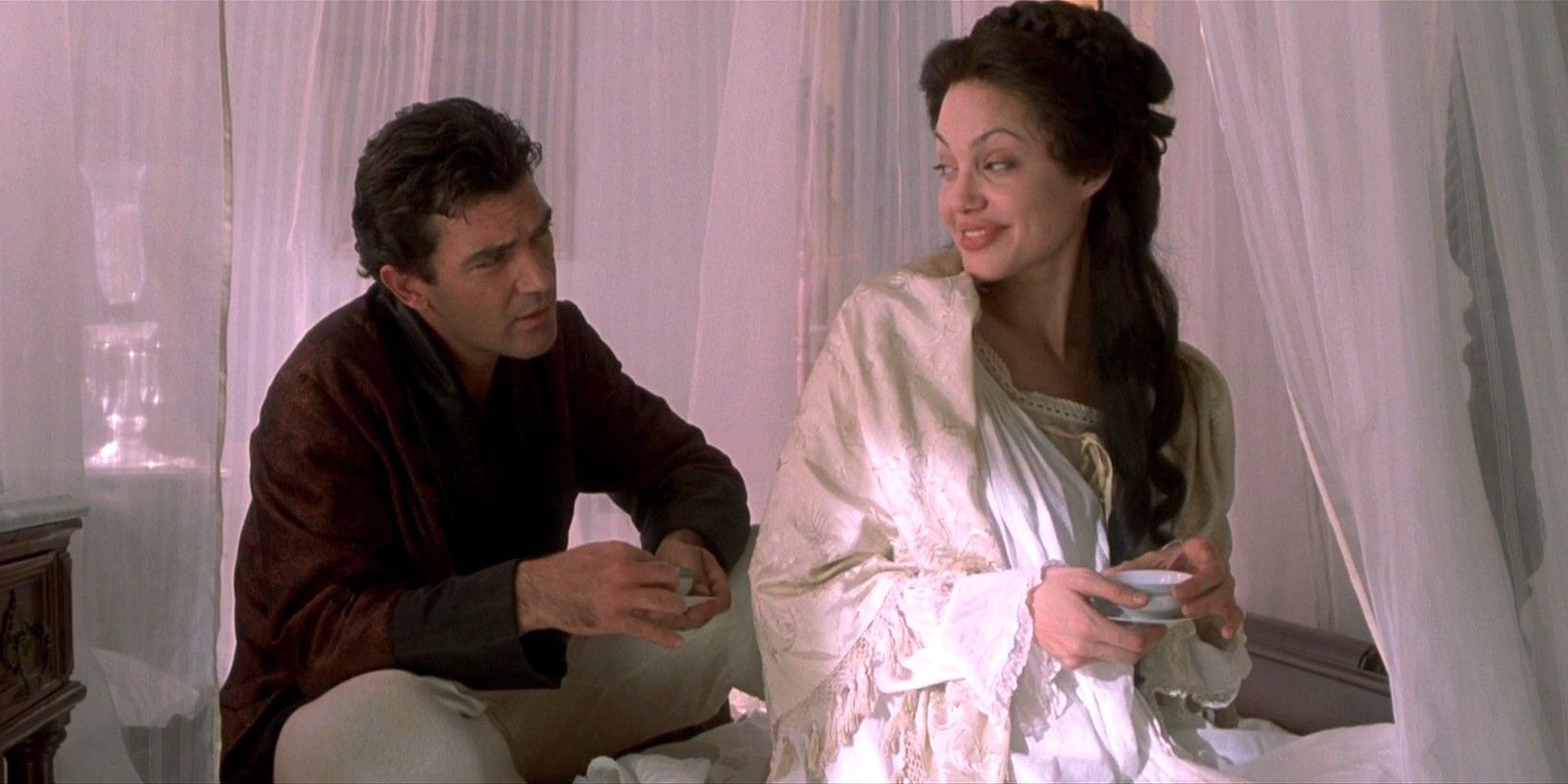 Antonio Banderas and Angelina Jolie in Original Sin