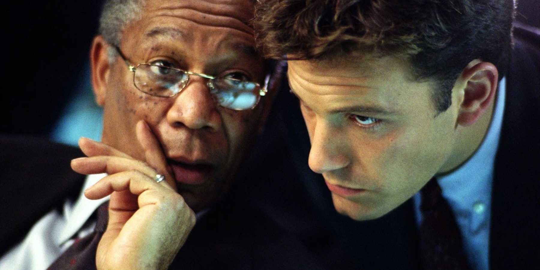 Morgan Freeman chuchotant à Ben Affleck dans La somme de toutes les peurs