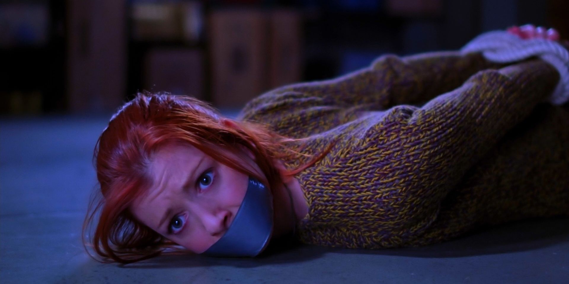 Willow está deitada no chão do porão, amarrada e amordaçada, em Buffy the Vampire Slayer