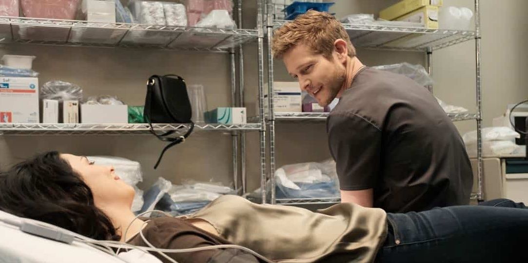 Matt Czuchry as Dr. Conrad Hawkins talking to a female patient in a hospital bed in The Resident