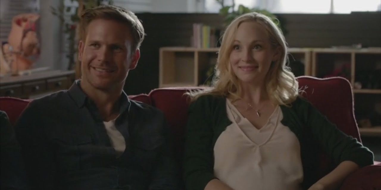 Alaric e uma Caroline grávida sorrindo em The Vampire Diaries