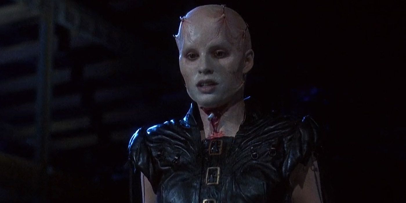 O Dreamer Cenobite temendo a caixa de quebra-cabeça em Hellraiser III