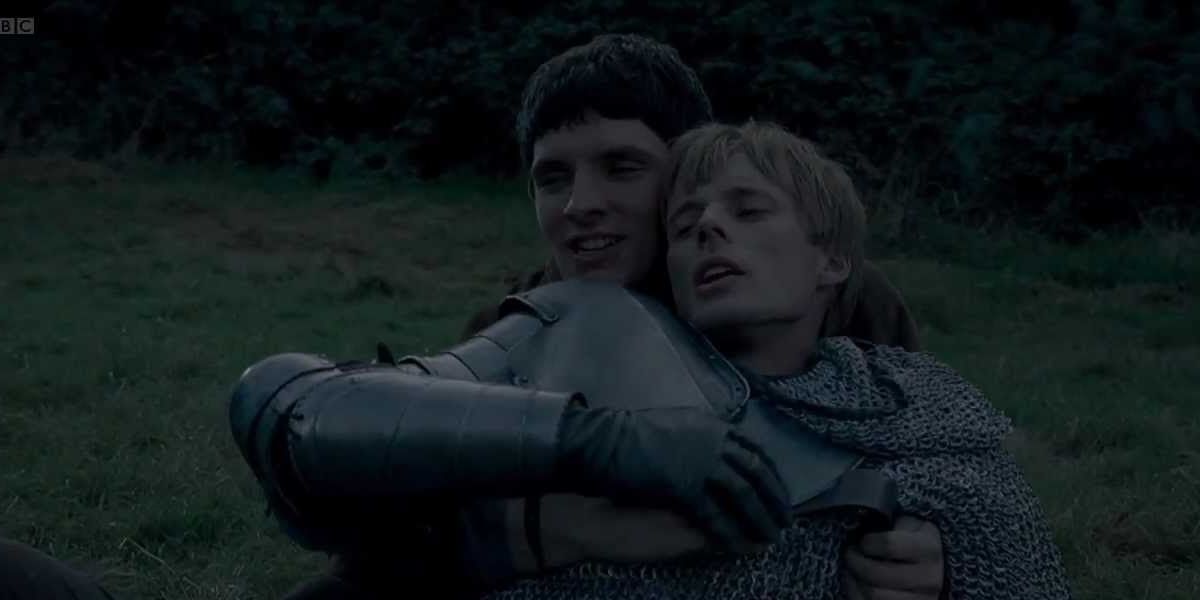 Merlin segura um moribundo Rei Arthur em seus braços em Merlin