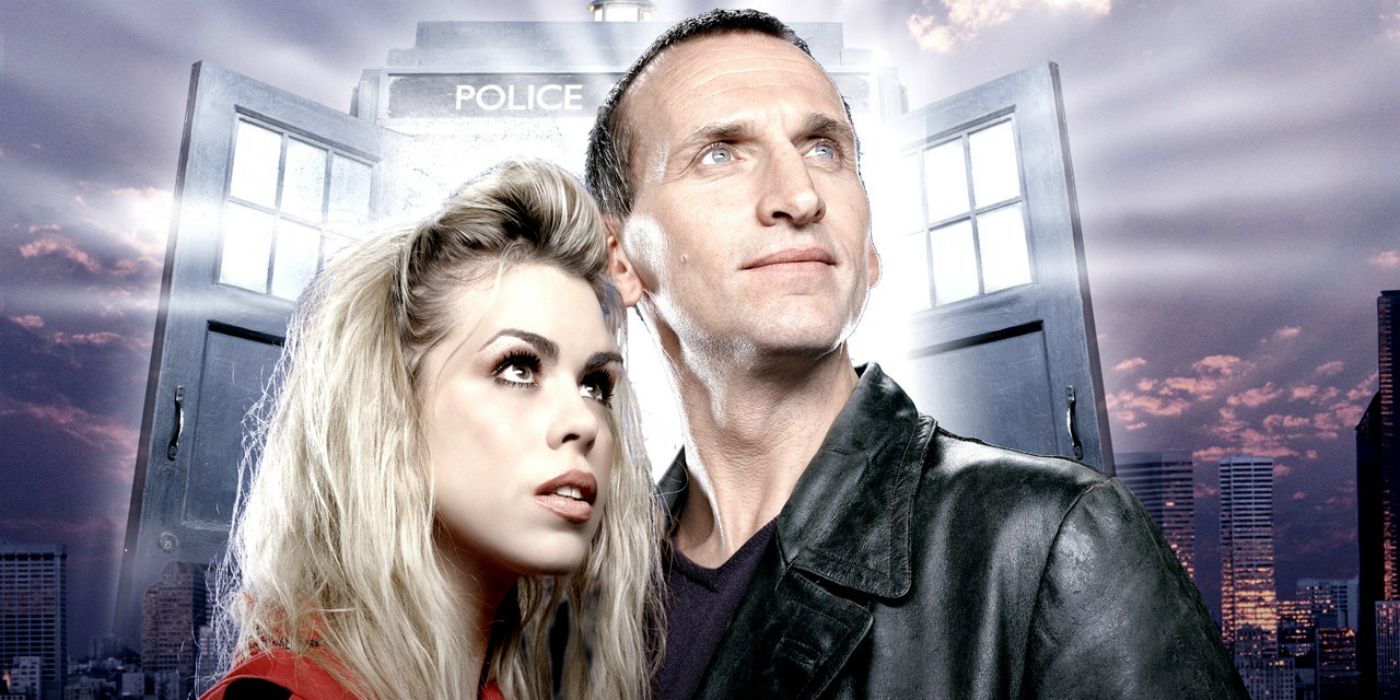 Christopher Eccleston e Rose Tyler interpretados por Billie Piper em Doctor Who param na frente de uma Tardis e olham para cima.