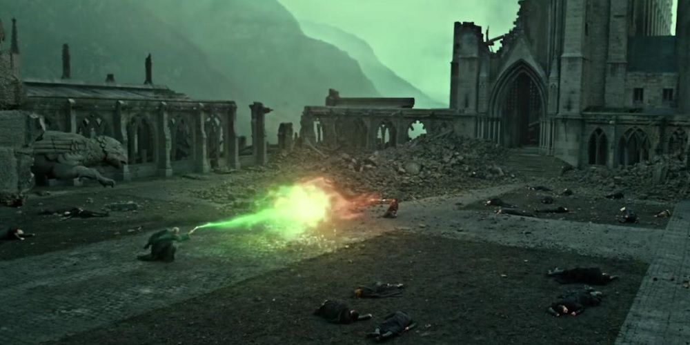 Harry e Voldemort têm seu duelo final durante a Batalha de Hogwarts em Harry Potter e as Relíquias da Morte