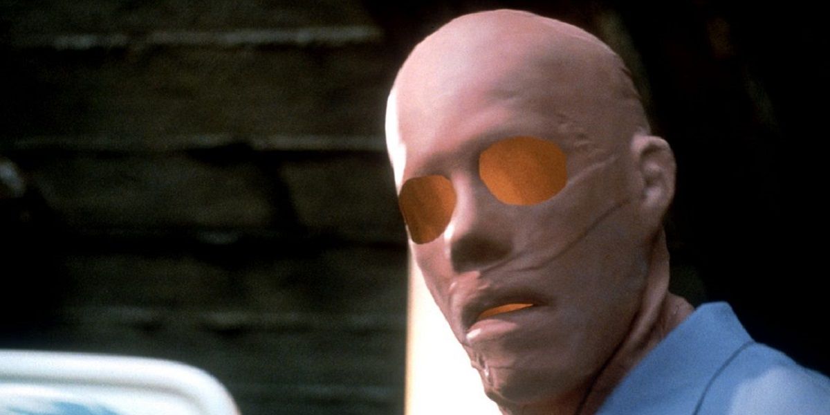 O personagem de Kevin Bacon é invisível, mas usa uma prótese de pele para permanecer visível em Hollow Man