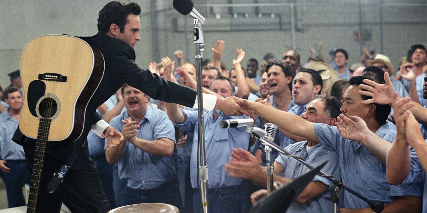 Johnny Cash singing live at a prison on Walk the Line
