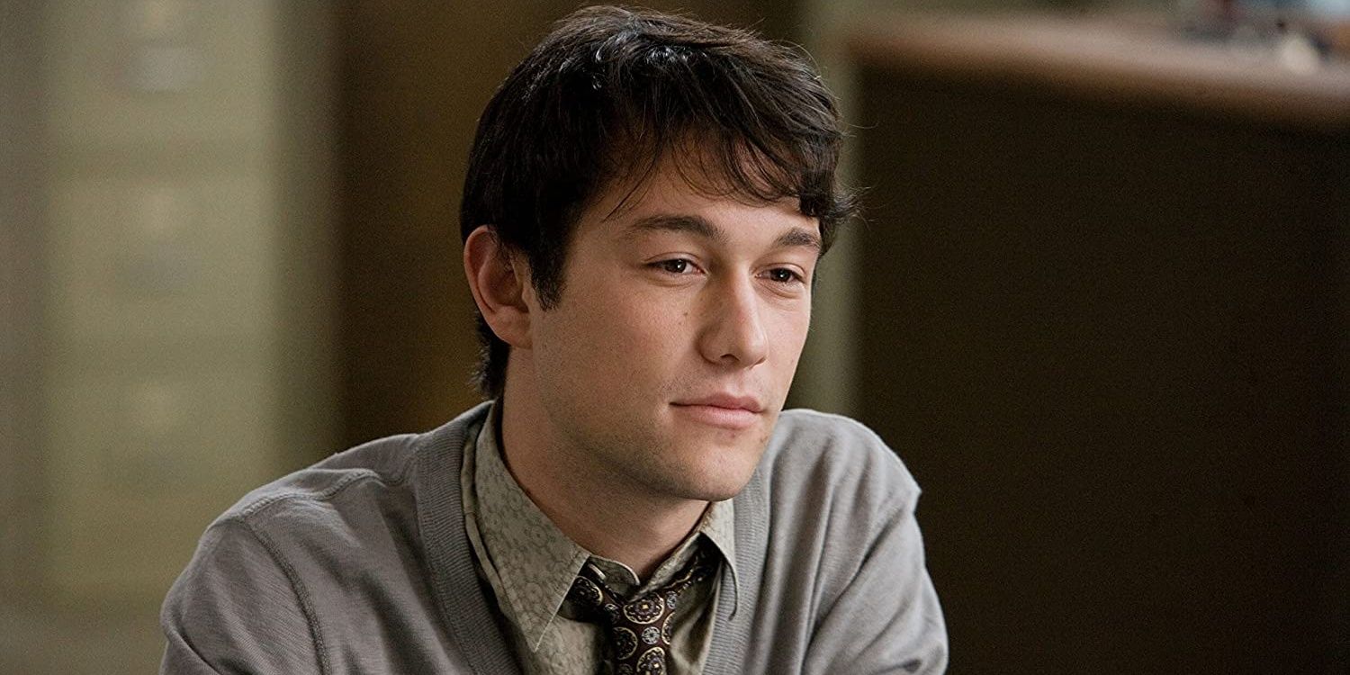 Tom sitting in his desk in (500) Days of Summer
