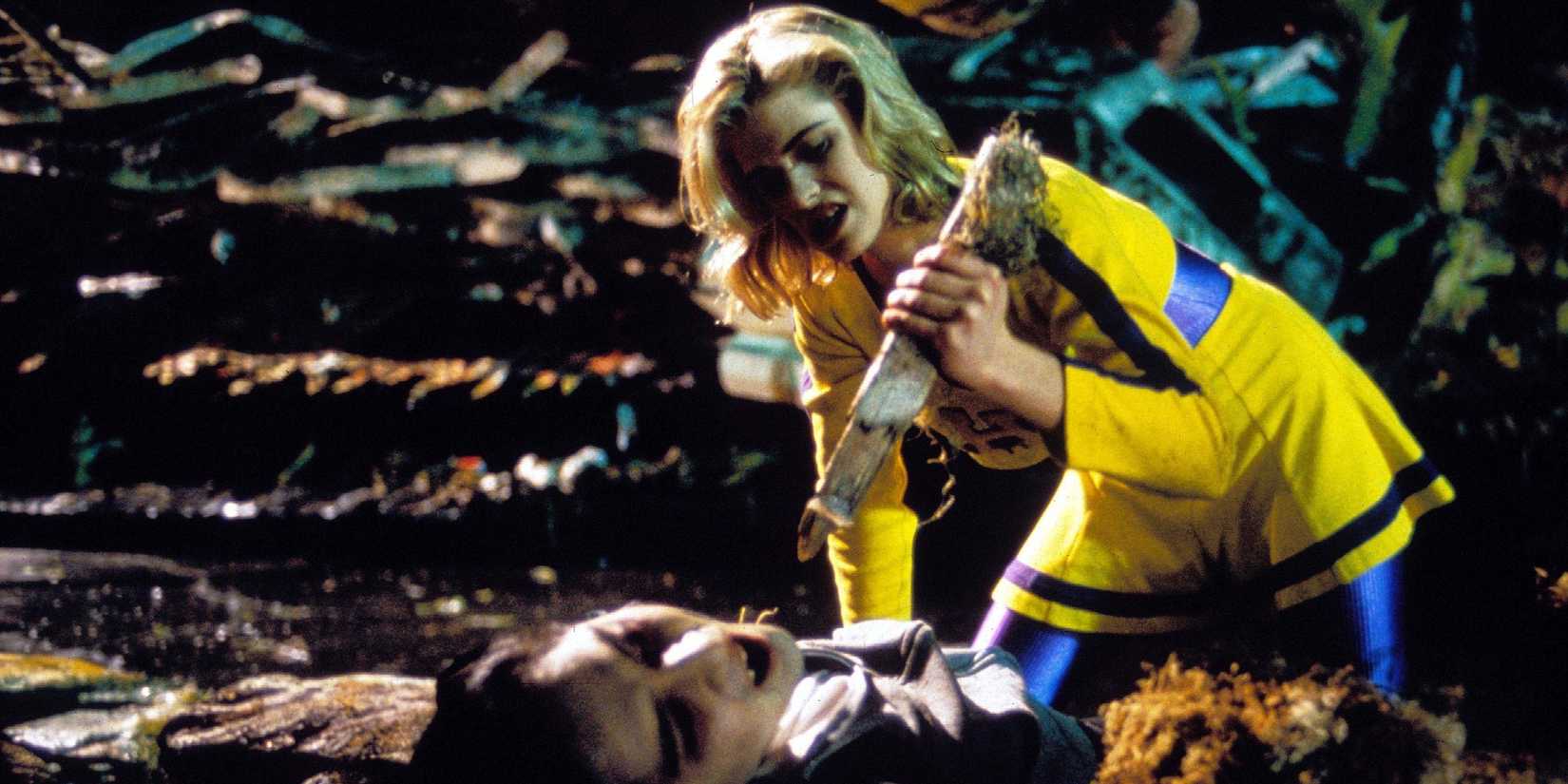 Kristy Swanson como Buffy prestes a apostar um vampiro no filme de Buffy the Vampire Slayer
