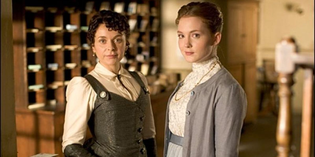 Laura Timmins (Olivia Hallinan) and Dorcas Lane (Julia Sawalha) in the post office in Lark Rise to Candleford