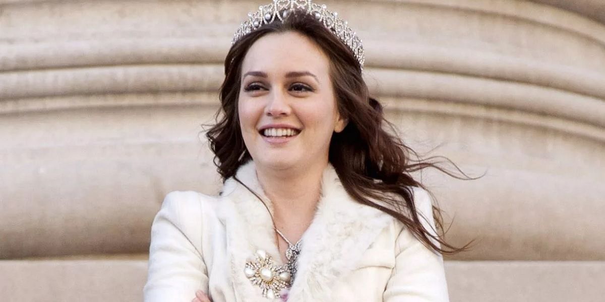 Blair stands on the steps with a crown in her hair when she's dating Louis in Gossip Girl