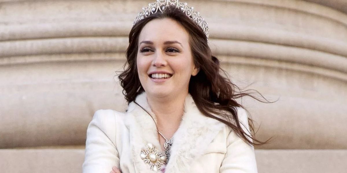 Blair fica na escada com uma coroa no cabelo quando está namorando Louis em Gossip Girl