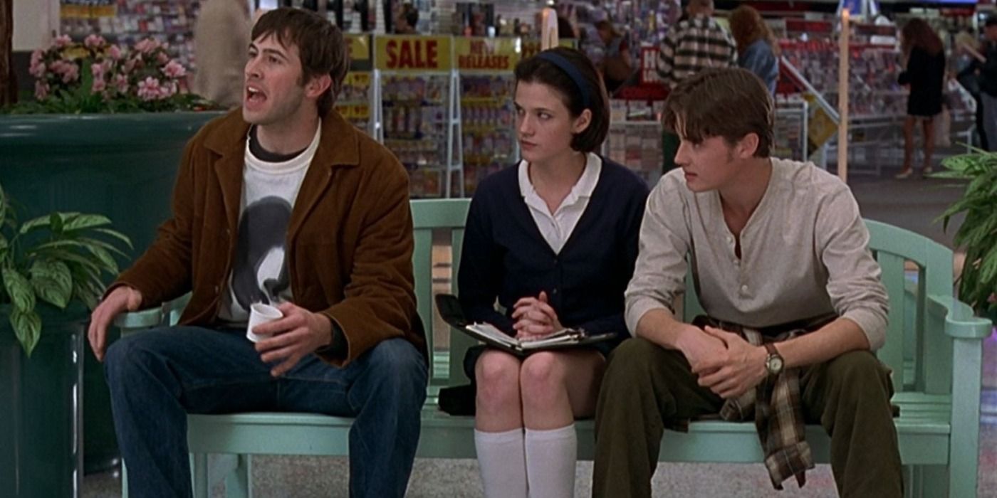 Jason Lee grita do outro lado do shopping enquanto um homem e uma mulher observam em Mallrats