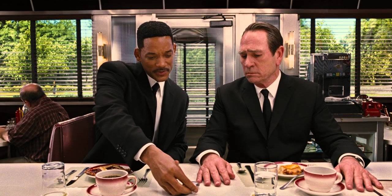 J and K sit in a diner in Men In Black 3