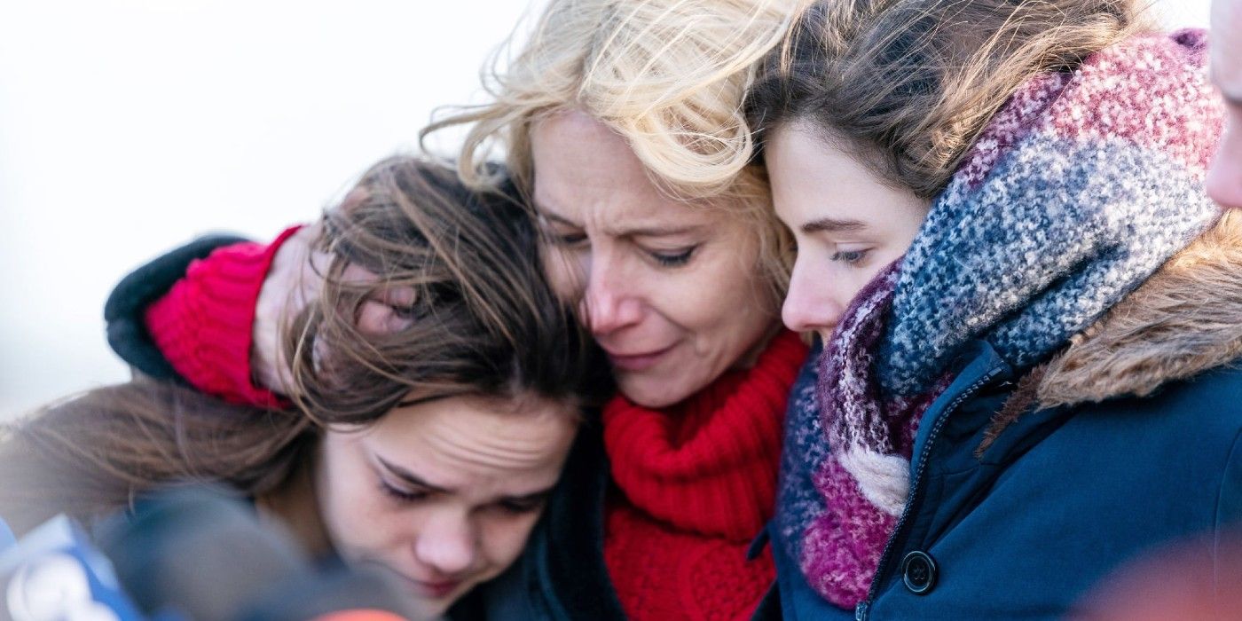 Netflix Lost Girls Amy Ryan as Mari Gilbert with daughters