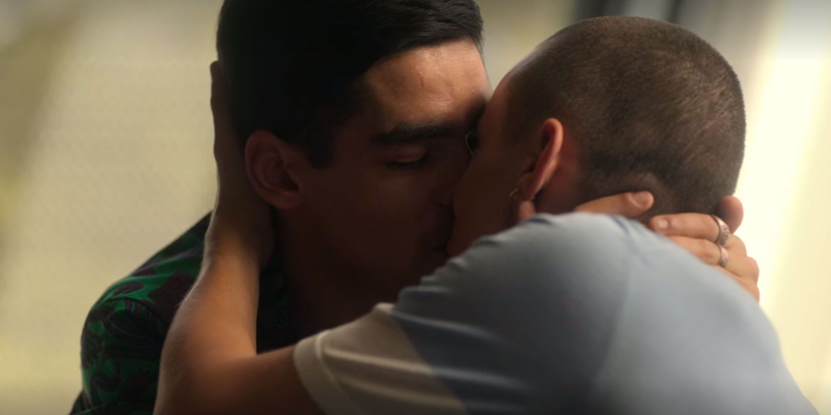 Omar and Ander kiss in Élite season 3