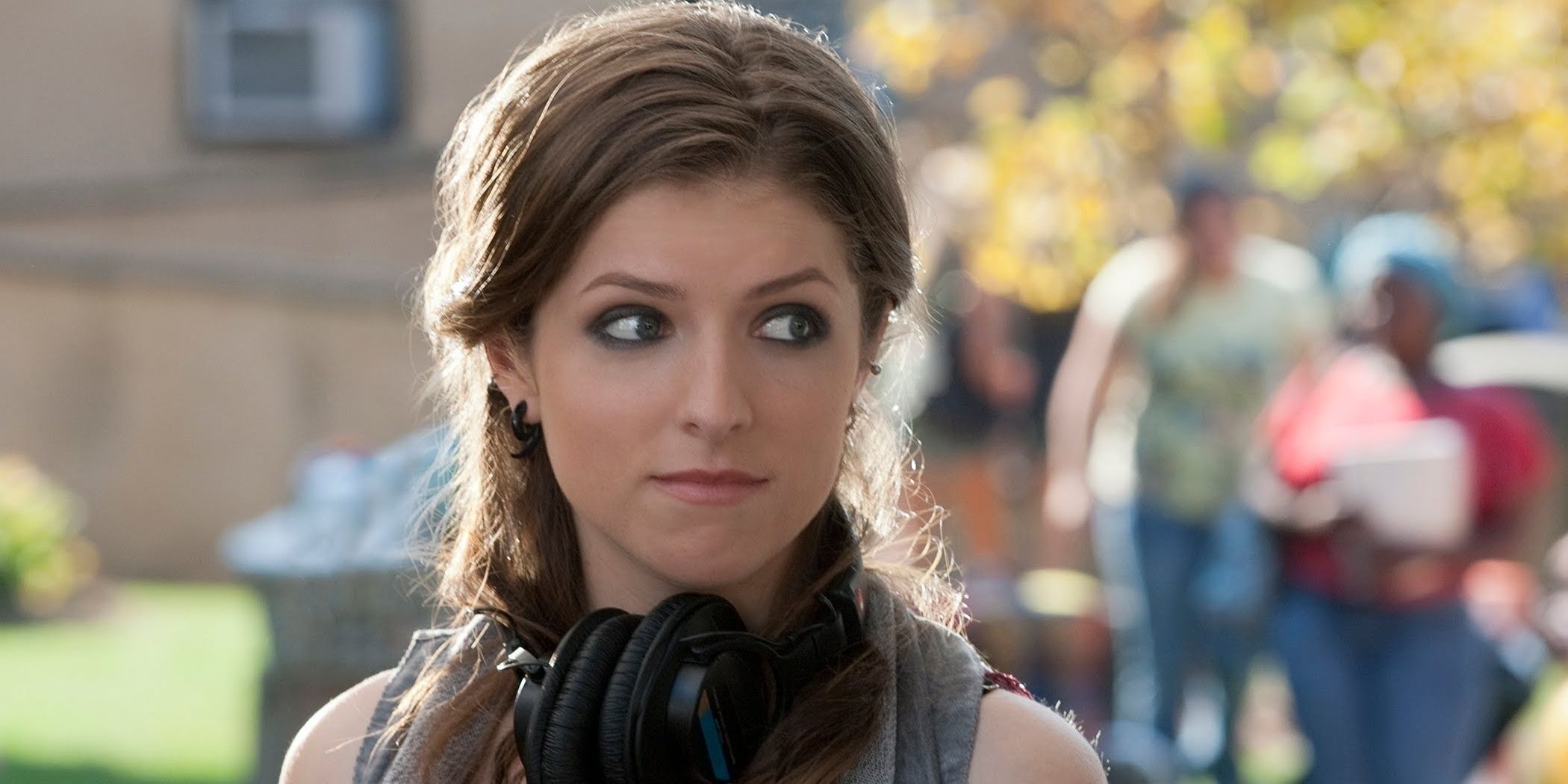 Beca with her headphones around her neck in Pitch Perfect