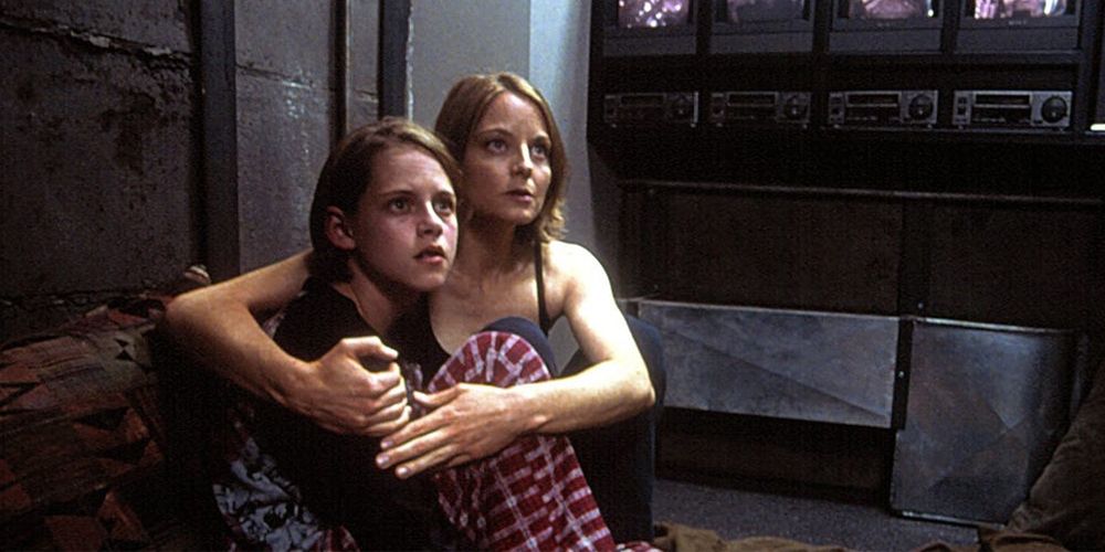 Meg e Sarah se abraçando sentadas no chão da Sala do Pânico.