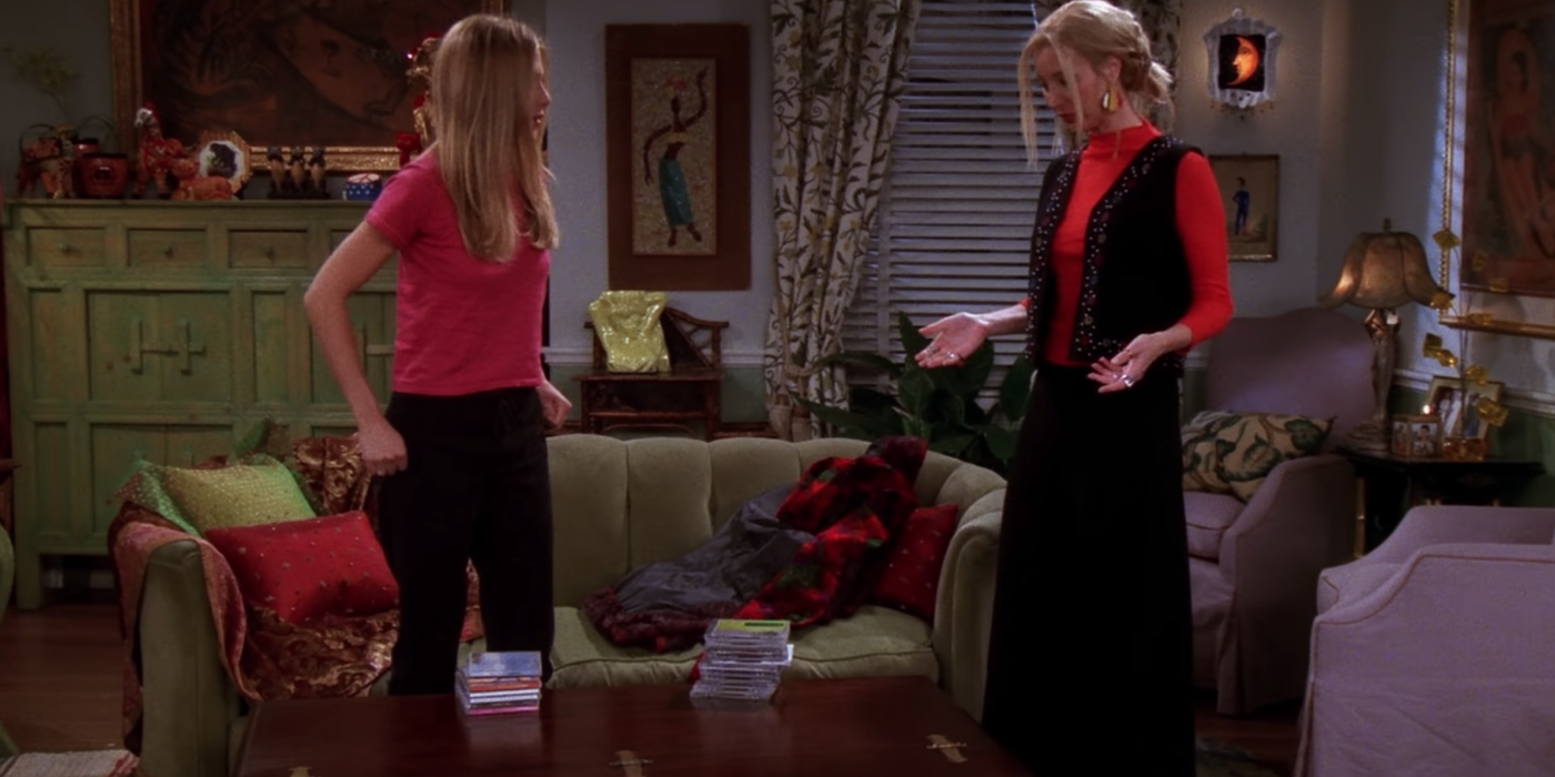 Phoebe and Rachel in their apartment 