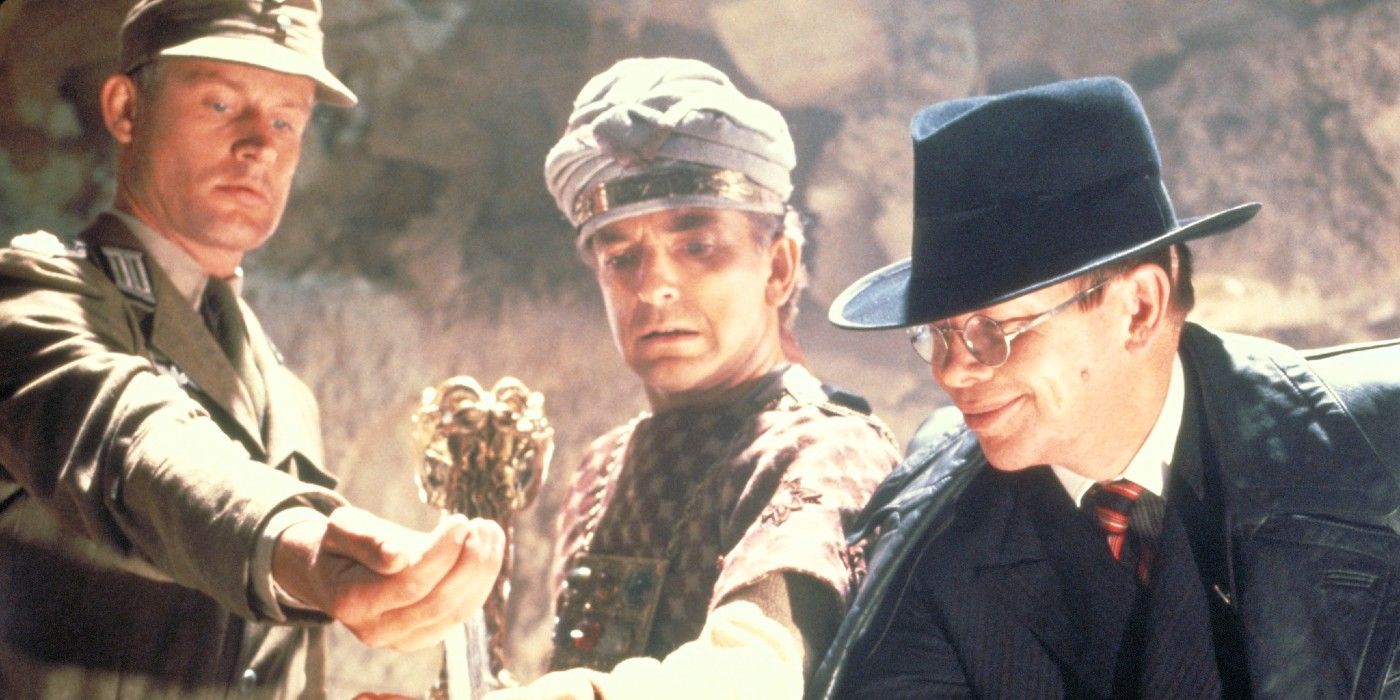 Raider of the Lost Ark-Nazis remove sand from ark