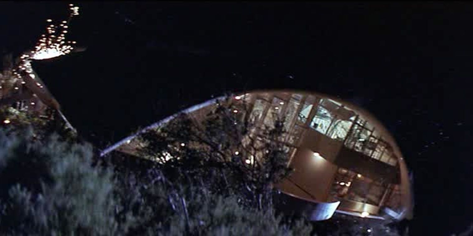 Riggs pulls down a house in Lethal Weapon 2
