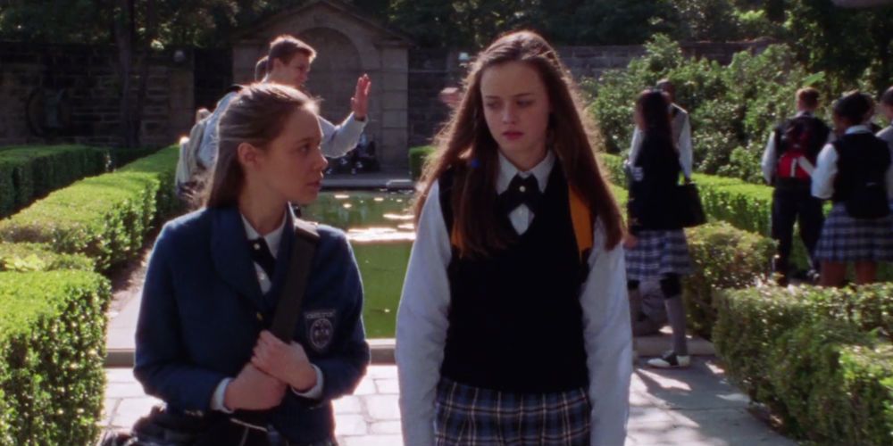 Rory e Paris andando em Chilton em Gilmore Girls