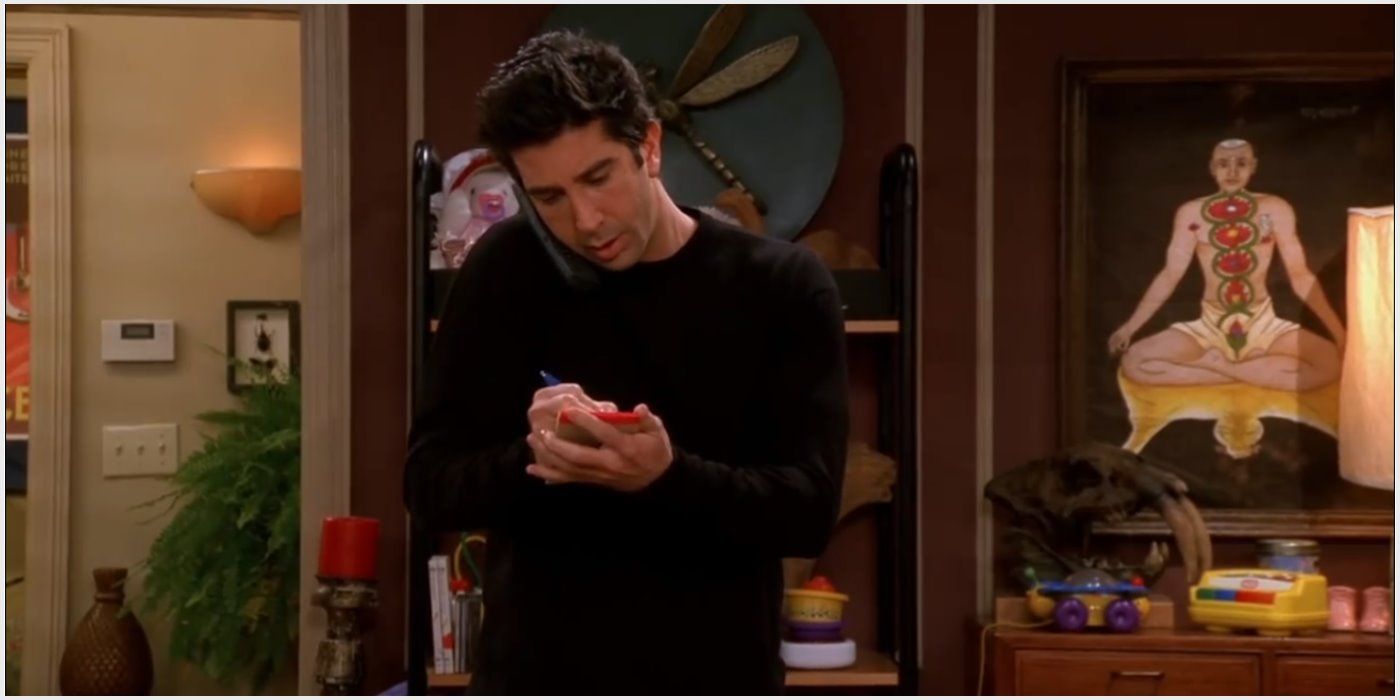 Ross anotando um número de telefone enquanto falava ao telefone em Friends. 