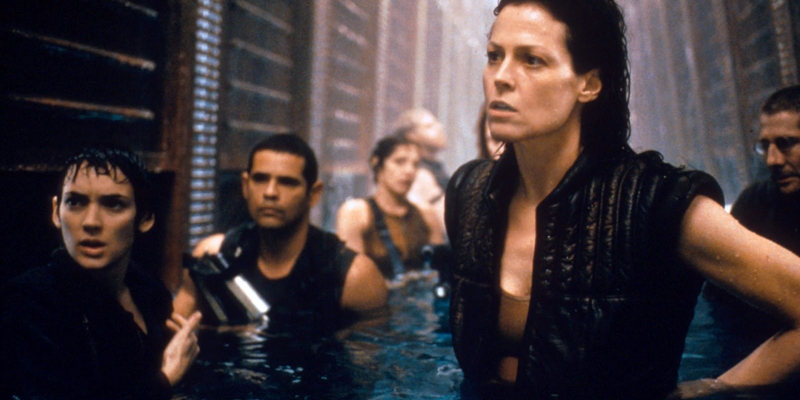Sigourney Weaver e Winona Ryder em Alien Resurrection cortadas