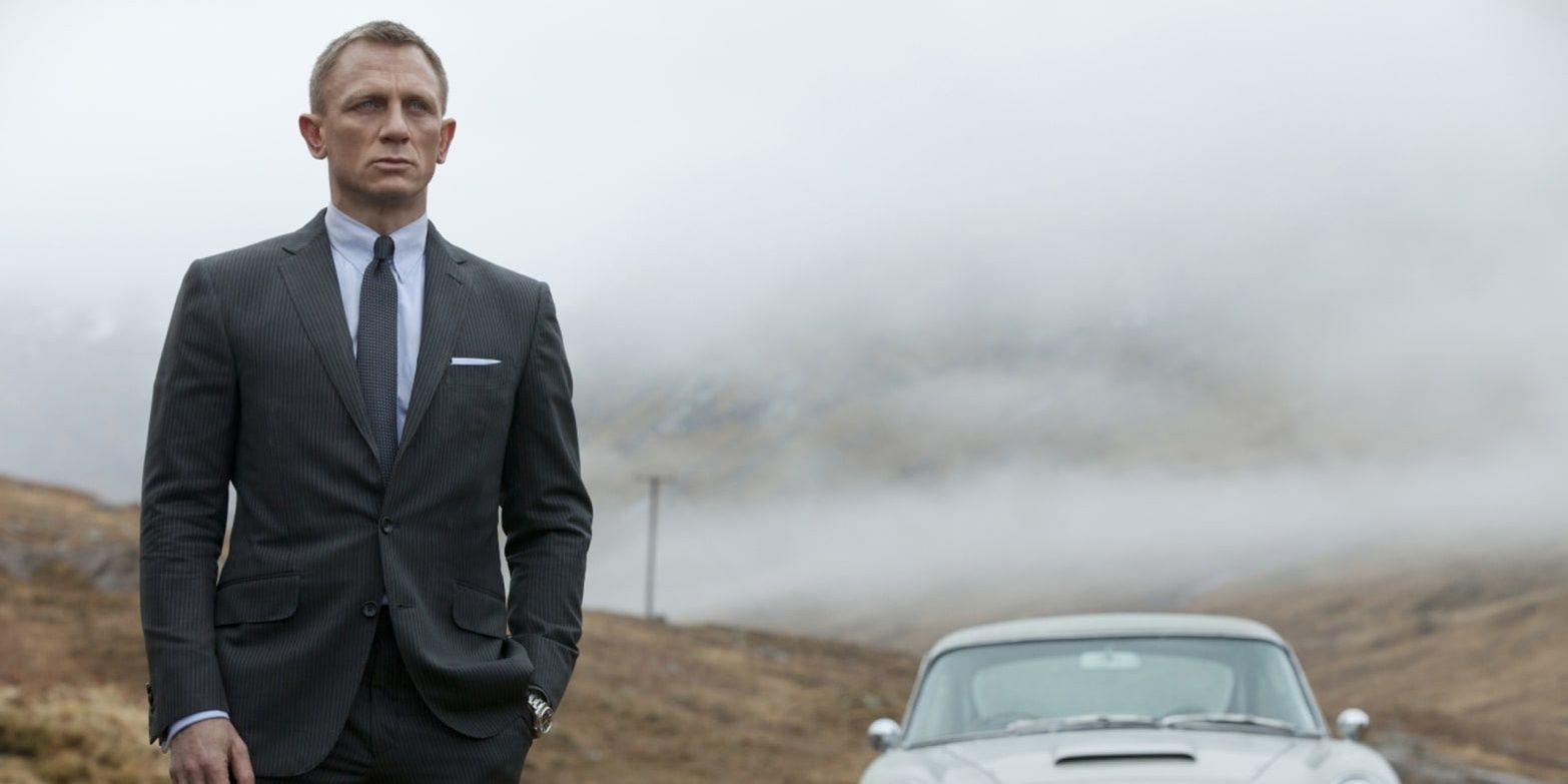 James Bond standing in front of his Aston Martin in Skyfall