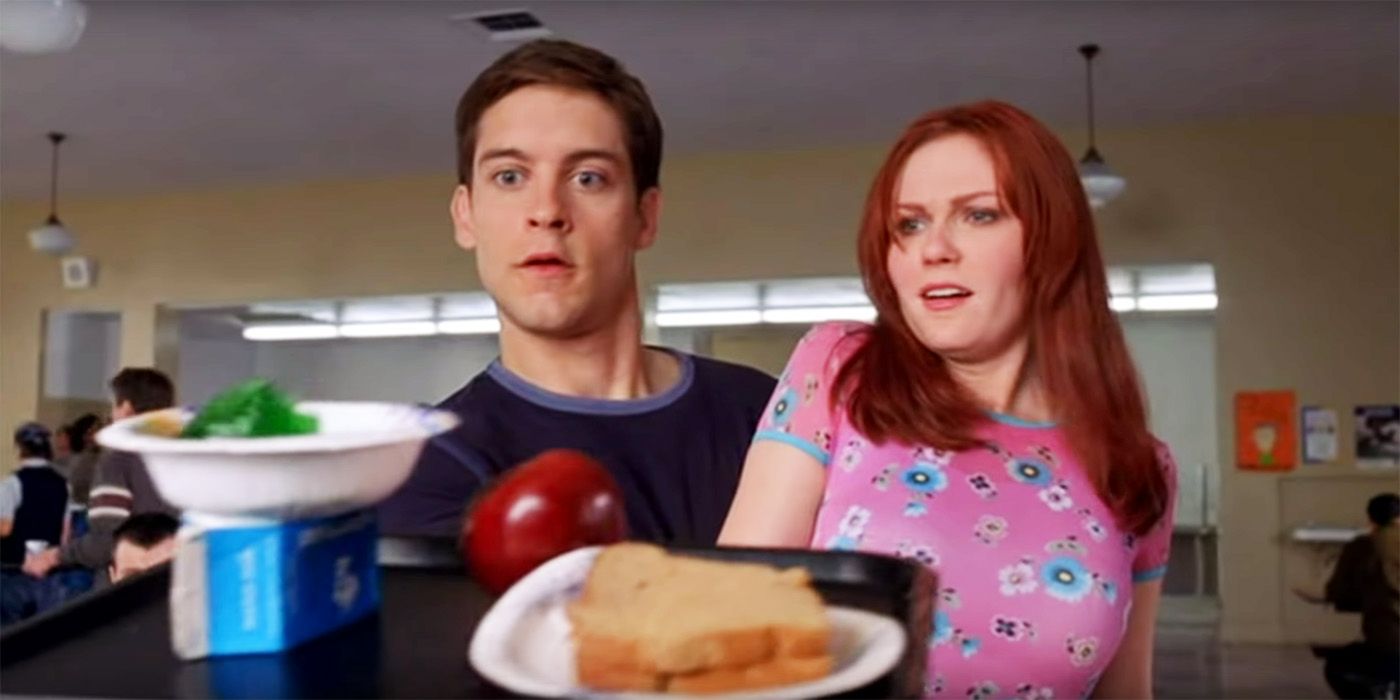 Peter salva Mary-Jane de cair e pega seu almoço em Homem-Aranha (2002)