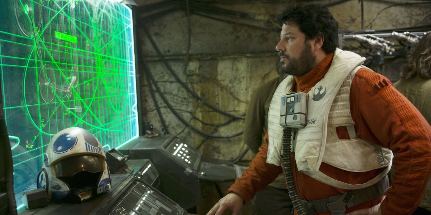Star Wars' Snap Wexley played by Greg Grunberg looking at a digital map