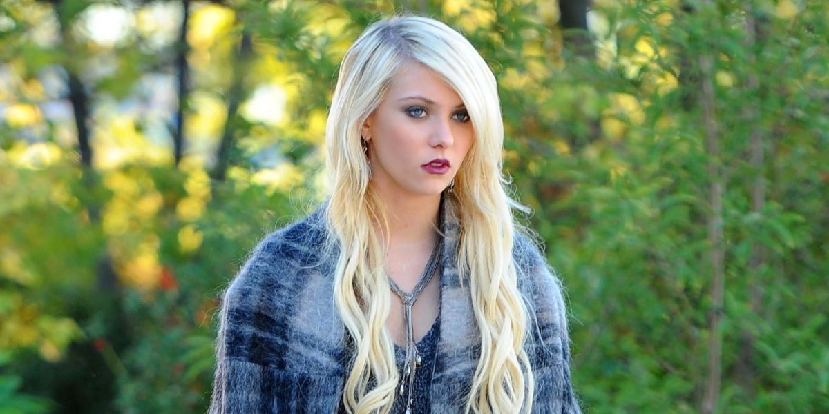 Jenny Humphrey standing outside looking worried in Gossip Girl.