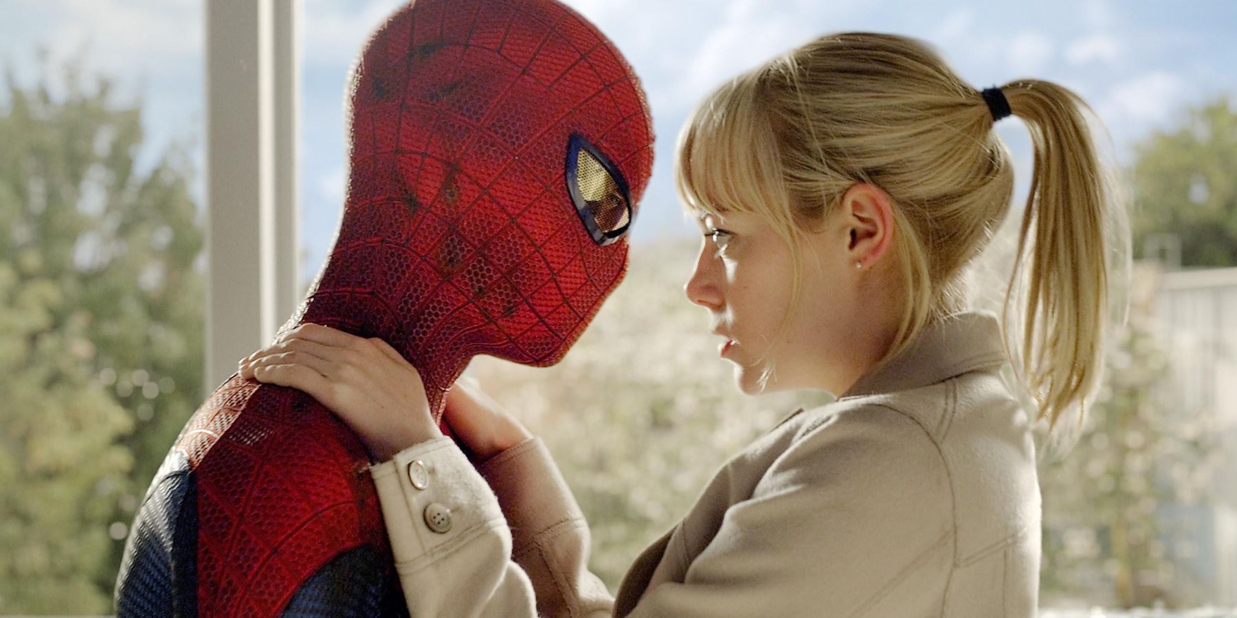 Gwen Stacy looking in Spider-Man's eyes in The Amazing Spider-Man
