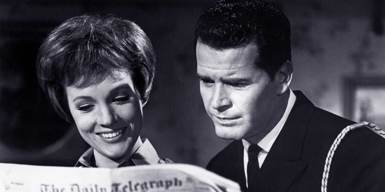 James Garner and Julie Andrews looking at a newspaper in The Americanization of Emily