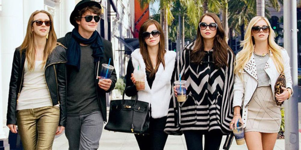 A group of teenagers walking in The Bling Ring.