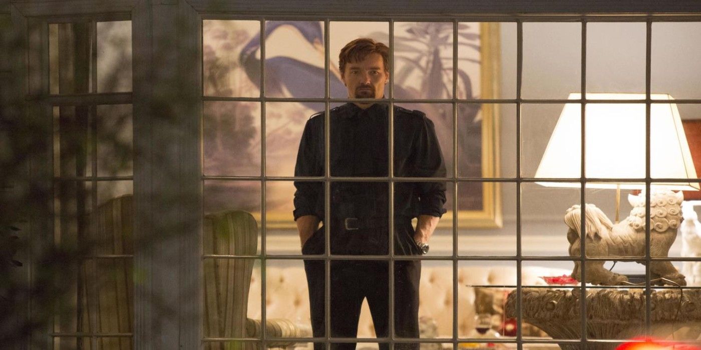 Gordo looking out a window in 2015's The Gift.