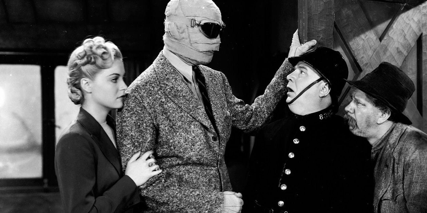 The Invisible man frightens a pair of policemen from The Invisible Man Returns