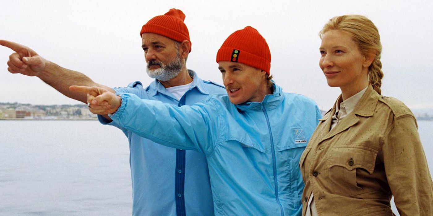 Steve Zissou (Bill Murray) e Ned (Owen Wilson) apontando enquanto Jane (Cate Blanchett) fica ao lado deles e sorri na vida aquática com Steve Zissou