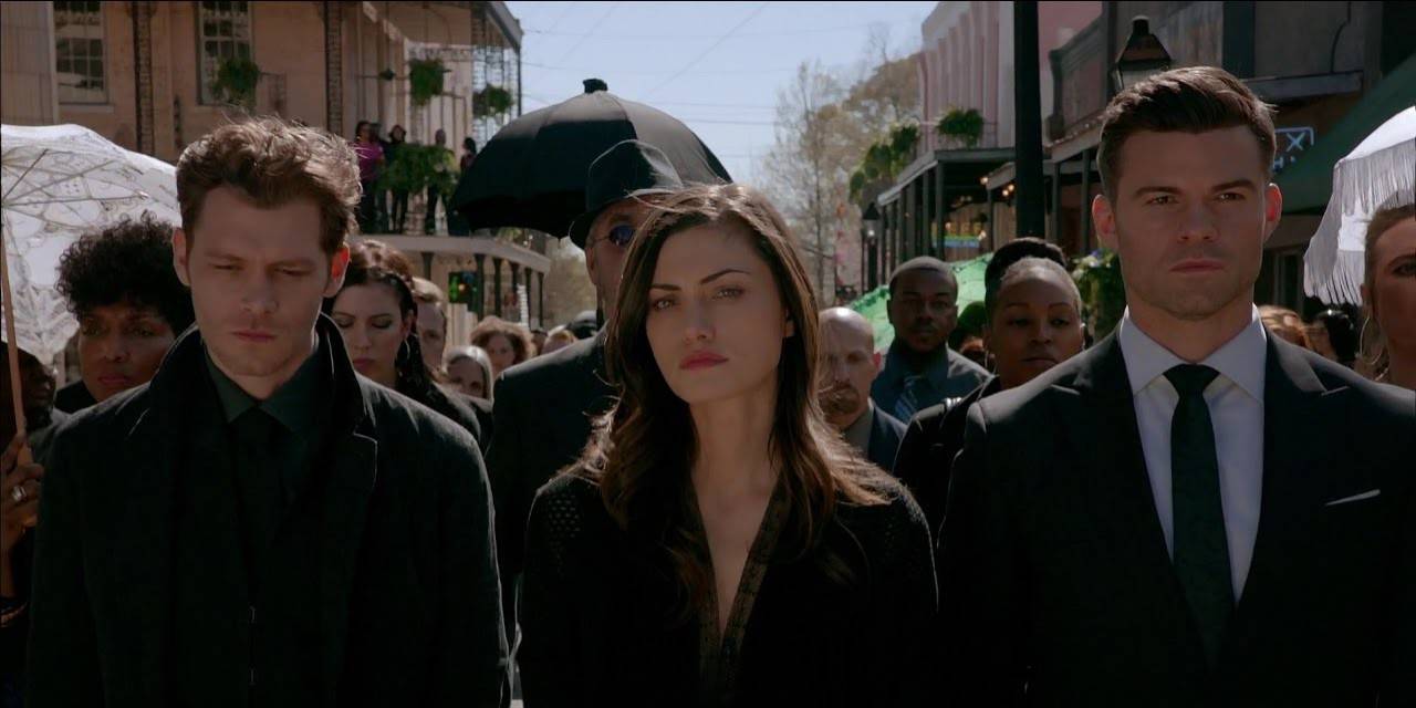 Klaus, Hayley e Elijah andando pelas ruas de Nova Orleans
