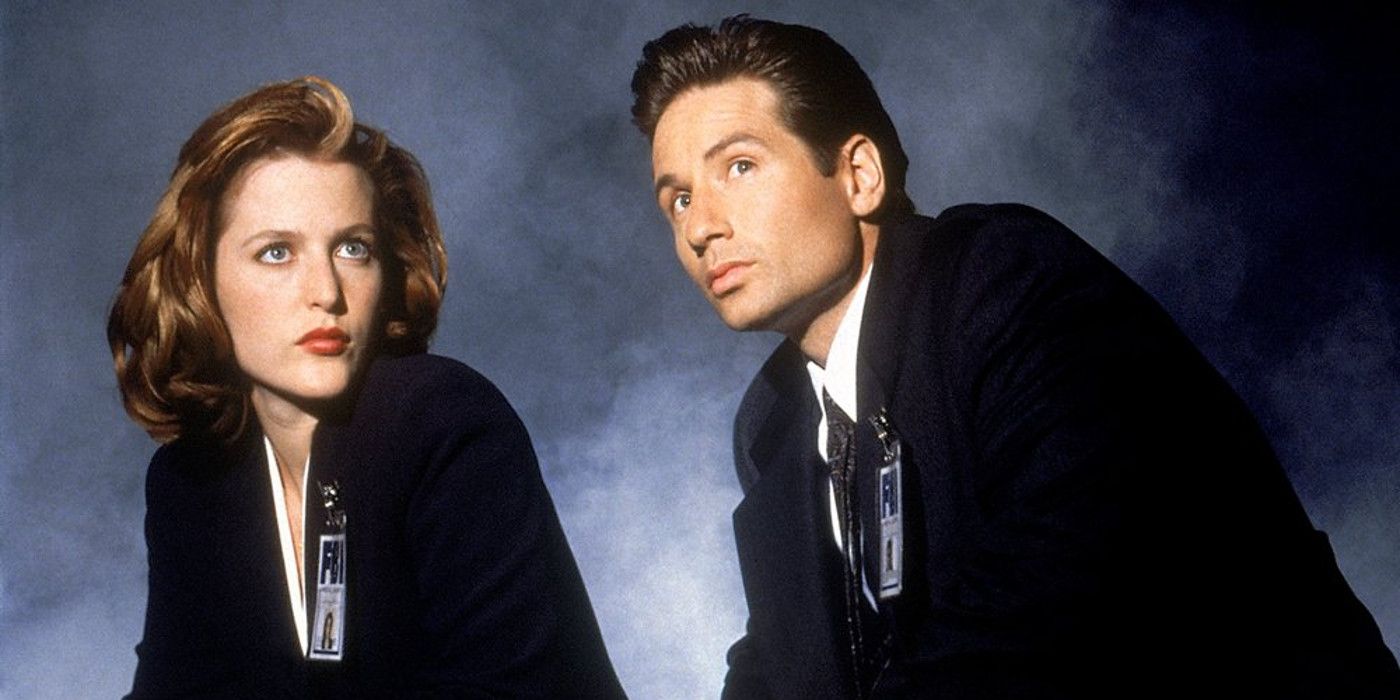 Scully and Mulder from The X-Files against a foggy background