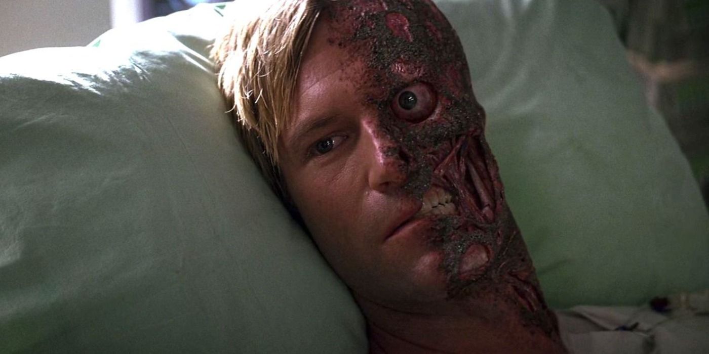 A introdução de Harvey Dent como Two-Eye em O Cavaleiro das Trevas.