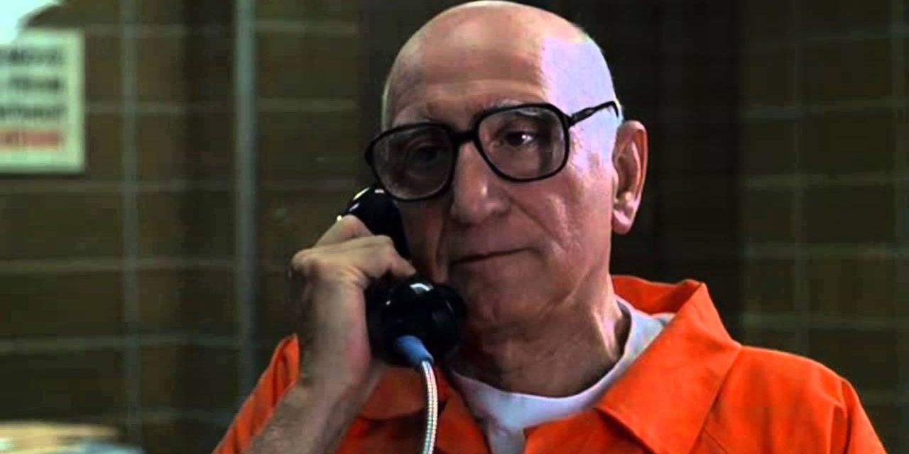 Junior viene incarcerato dopo essere stato schiaffeggiato con accuse di racket in I Soprano al telefono con una tuta arancione