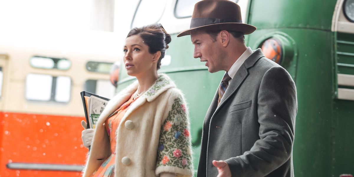 Patrick Wilson and Jessica Biel standing by a bus in A Kind of Murder