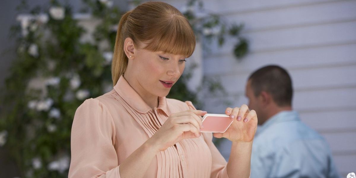 Jessica Chastain looking at her phone in Black Mirror