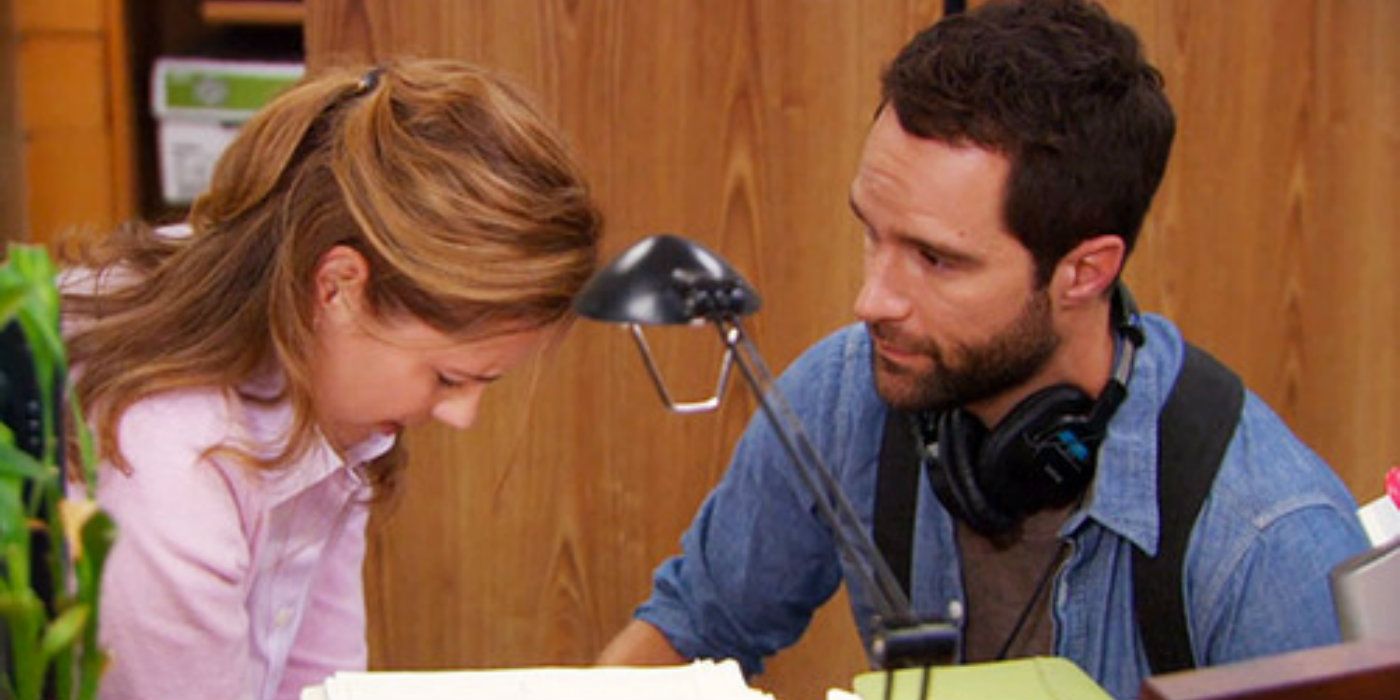 Pam chora enquanto Brian a ajuda em The Office
