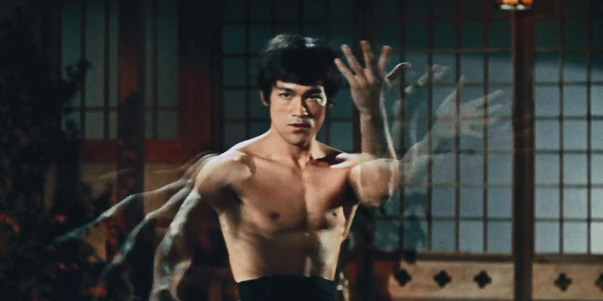 Bruce Lee fazendo artes marciais em Fist of Fury